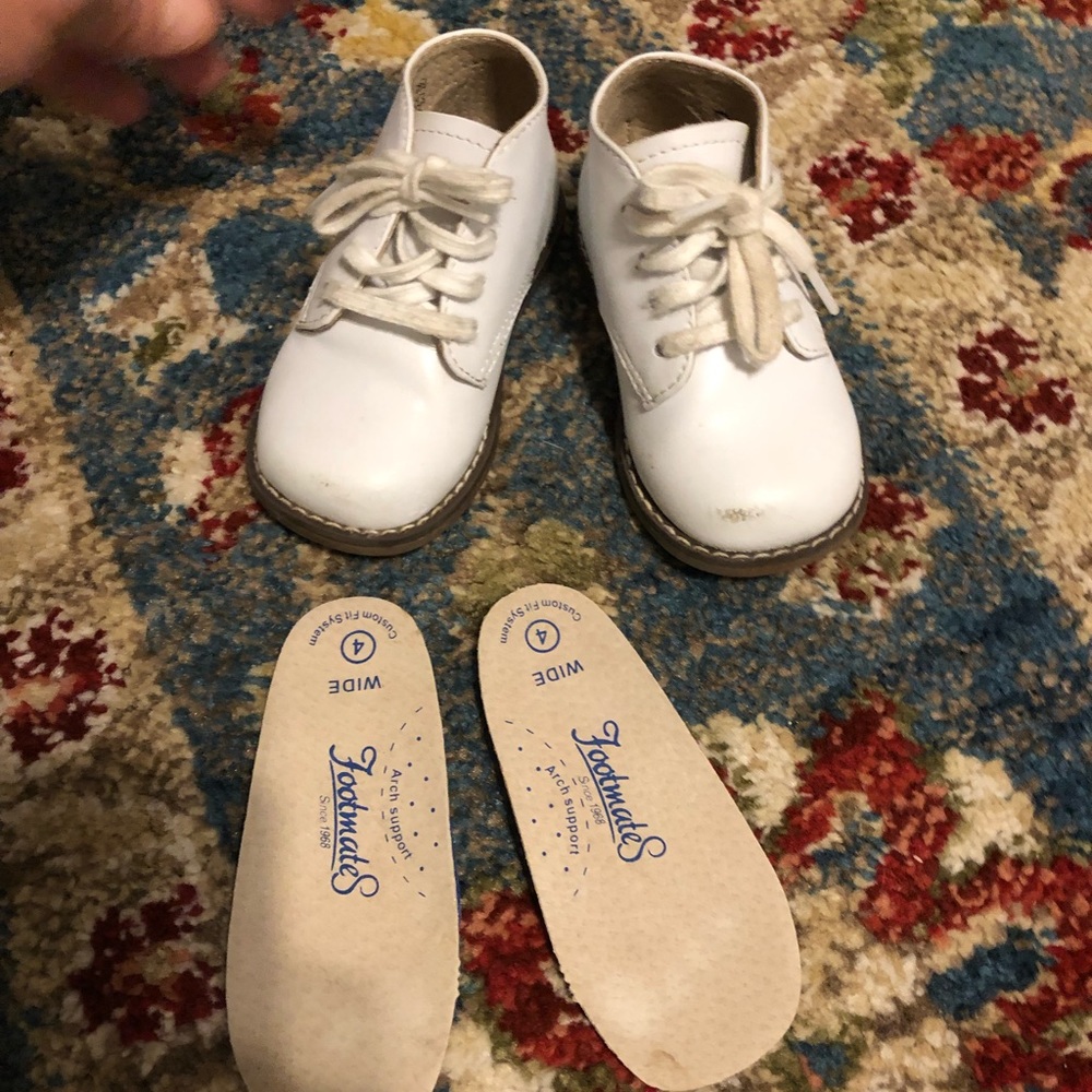 Footmates sz 4 M or W walking shoes ankle white